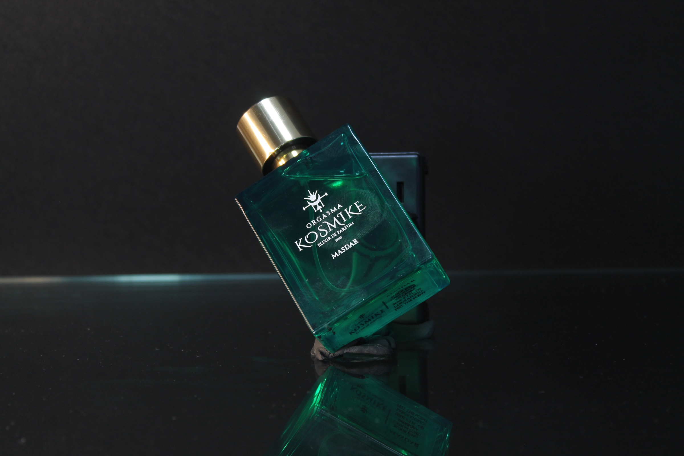 Frasco de la fragancia Masdar de Kosmike con reflejo